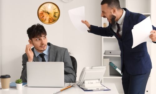 התעמרות בעבודה - בוס צועק על עובד התעמרות בעבודה - בוס צועק על עובד